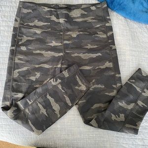 ATHLETA Ultimate camo 7/8 tight